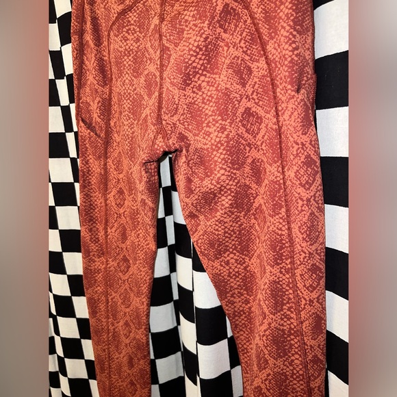 Athleta Ultimate Stash Pocket Snakeskin 7/8 Leggings - Picture 10 of 16